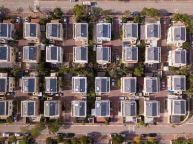 Mahalle evleri. Banliyödeki konutların havadan görünüşü. 