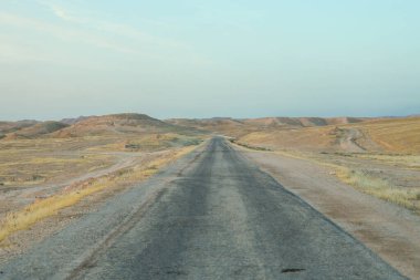 Çöl yolunda çatlamış beton. Çatlak asfalt yol.