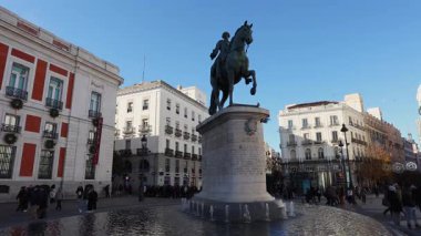 Plaza Mayor Madrid 'in merkezinde yer almaktadır..