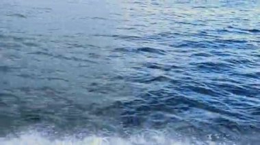 Sinema arkaplanları için dokulu dalgalı deniz manzarası ve parıldayan yansımaları.