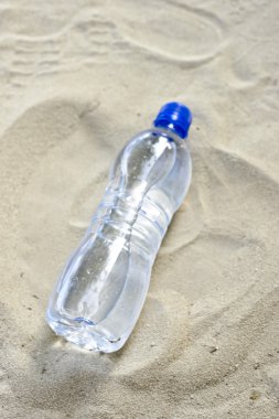 kum bir su şişesi