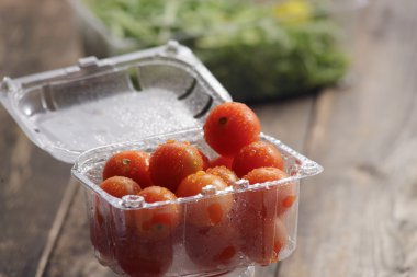 kiraz domates plastik yemekleri ve roka