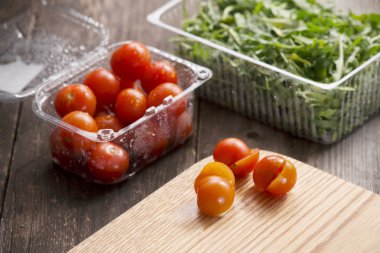 kiraz domates plastik yemekleri ve roka