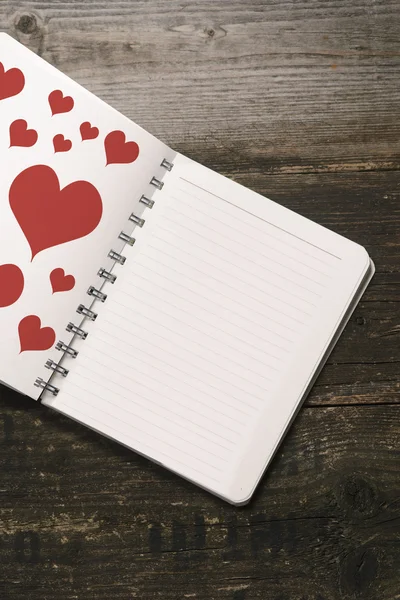 koyu ahşap arka plan üzerinde beyaz not defteri