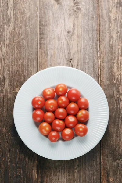 ahşap arka plan üzerinde kiraz domates