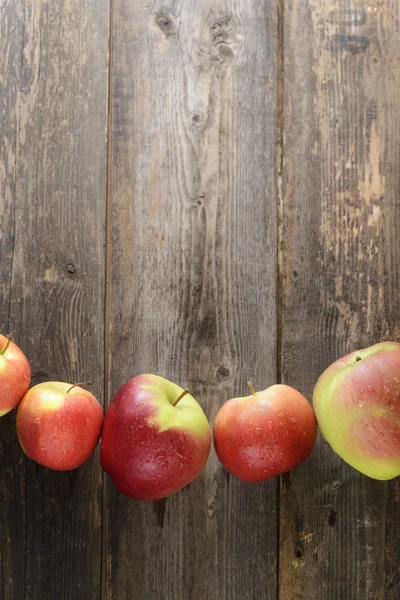 Ahşap arkaplanda kırmızı elmalar