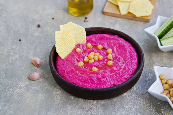 Comida Saludable Hummus Remolacha Tazón Barro Marrón Sobre Fondo Hormigón —  Fotos de Stock