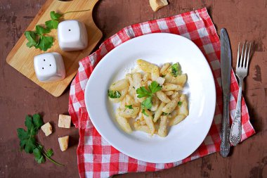 Beyaz tabakta peynirli ve maydanozlu kızarmış Kudüs enginarı. Sağlıklı yiyecekler. Üst görünüm.