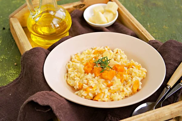 Risotto Vegetariano Alla Zucca Piatto Ceramica Beige Fondo Cemento Verde — Foto Stock