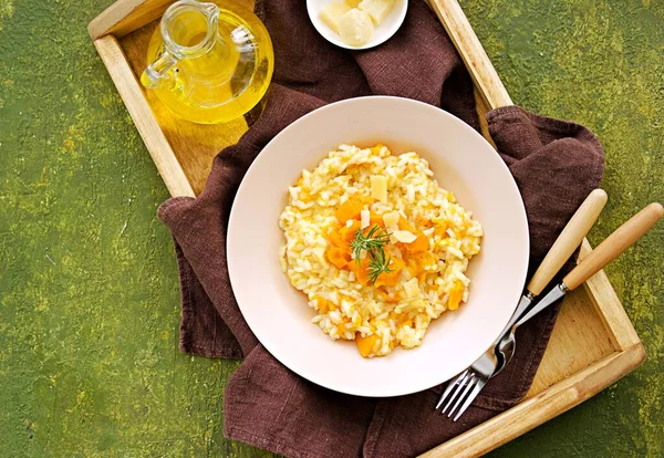 Risotto Vegetariano Alla Zucca Piatto Ceramica Beige Fondo Cemento Verde — Foto Stock