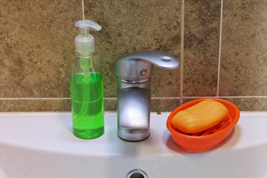 Yeşil el antiseptik ve tuvalet sabunu. Viral ve bakteriyel enfeksiyonların önlenmesi. Coronavirus COVID-19 kavramının yayılmasını durdur.