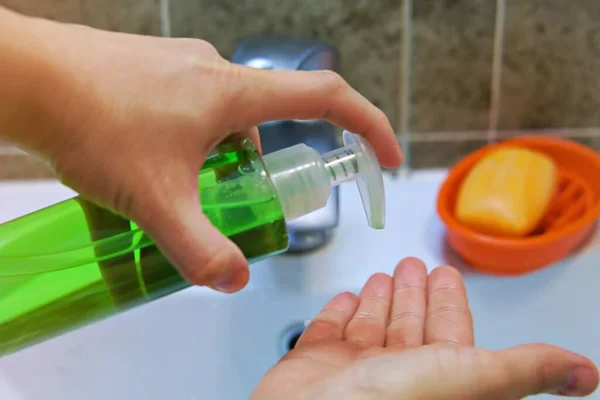 Lavage Des Mains Dans Salle Bain Avec Antiseptique Vert Prévention — Photo