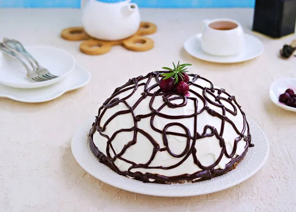 自制的蛋糕 配上巧克力饼干 樱桃和酸奶油 以及搅拌过的奶油 放在白色盘子里 背景是轻质混凝土 — 图库照片