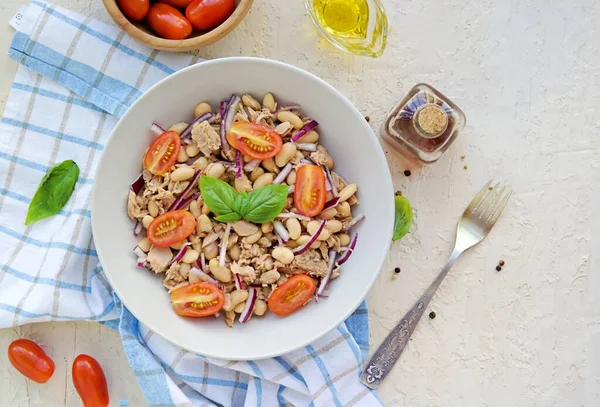 Ensalada Italiana Tradicional Con Frijoles Cocidos Tomates Atún Enlatado Cebolla —  Fotos de Stock