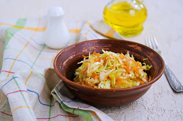 Salada Salada Salada Couve Fresca Cenouras Boliche Barro Marrom Contexto — Fotografia de Stock