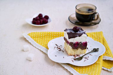 Dilimlenmiş Tuna keki dalgaları: kirazlı vanilyalı ve çikolatalı kek, vanilyalı puding, çikolata kaplı ve kirazla süslenmiş. Tatlı tarifleri. Sevgililer Günü. Alman mutfağı..