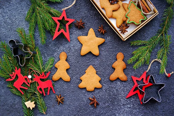 Hausgemachte Weihnachtsplätzchen Oder Lebkuchen Verschiedenen Formen Einer Pappschachtel Auf Dunklem — Stockfoto