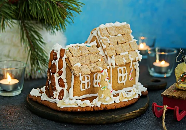 Hausgemachtes Lebkuchenhaus Auf Dunklem Holzbrett Auf Dunklem Betongrund Festlicher Weihnachts — Stockfoto