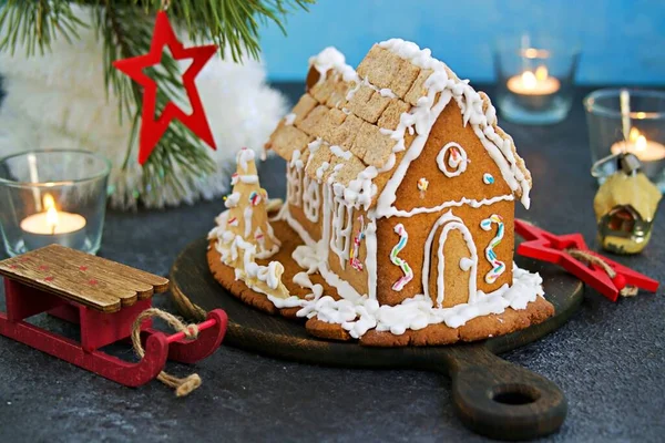 Hausgemachtes Lebkuchenhaus Auf Dunklem Holzbrett Auf Dunklem Betongrund Festlicher Weihnachts — Stockfoto
