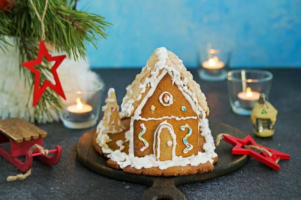 Hausgemachtes Lebkuchenhaus Auf Dunklem Holzbrett Auf Dunklem Betongrund Festlicher Weihnachts — Stockfoto