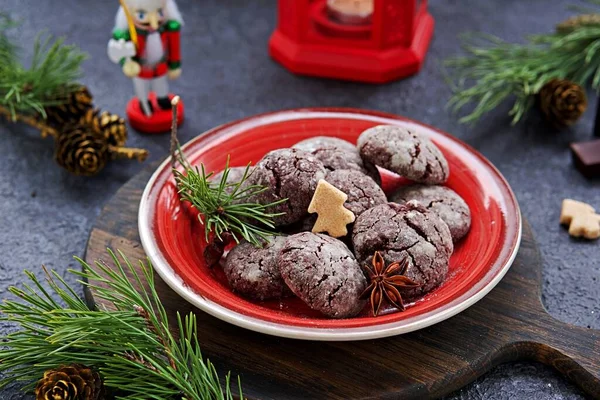 Hausgemachte Schokoladenzuckerkekse Mit Rissen Auf Einem Roten Teller Weihnachts Und — Stockfoto