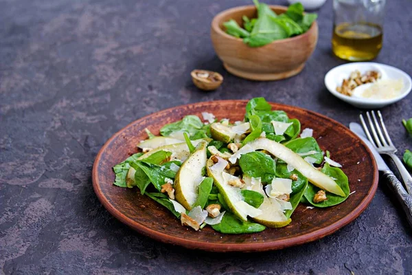 Green Salad Fresh Spinach Juicy Pear Walnuts Parmesan Brown Clay — Stock Photo, Image