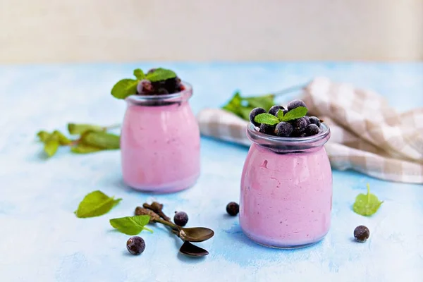 Dessert Crème Fouettée Mousse Aérienne Cassis Purée Dans Des Bocaux — Photo