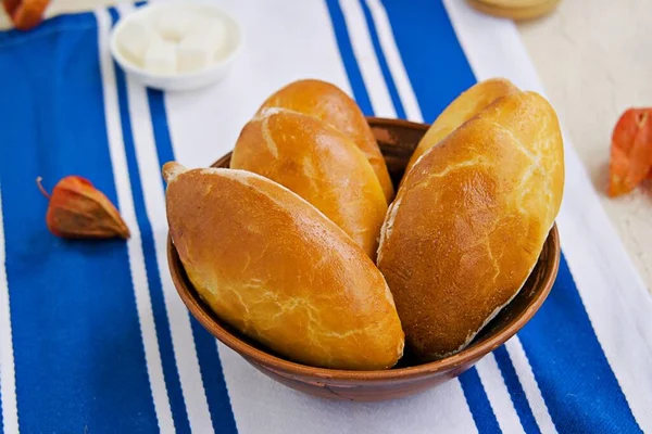 Zelfgebakken Gebakken Taarten Van Gistdeeg Met Vlees Een Bruine Kleikom — Stockfoto