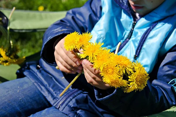 Niño Con Una Chaqueta Azul Teje Una Corona Dientes León —  Fotos de Stock