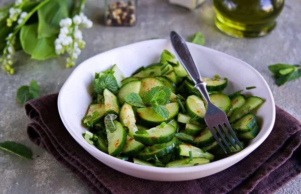 Ensalada Fresca Pepinos Cebollas Verdes Menta Fresca Plato Arcilla Sobre —  Fotos de Stock