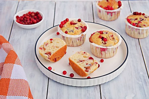 Lingonberry Muffiny Bílé Papírové Formě Bílém Keramickém Talíři Dřevěném Pozadí — Stock fotografie