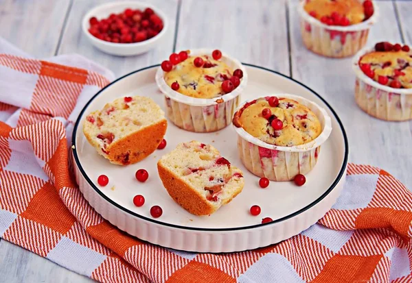 Lingonberry Muffiny Bílé Papírové Formě Bílém Keramickém Talíři Dřevěném Pozadí — Stock fotografie