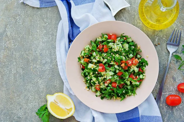 Ensalada Verduras Tabbouleh Perejil Tomate Pepino Con Bulgur Plato Arcilla —  Fotos de Stock