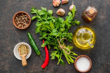 Chichimuri için hazırlanan malzemeler, Arjantin yeşil biftek sosu taze maydanoz, sarımsak, zeytinyağı ve koyu beton arka planda kekik yağı. Sos tarifleri. Arjantin mutfağı