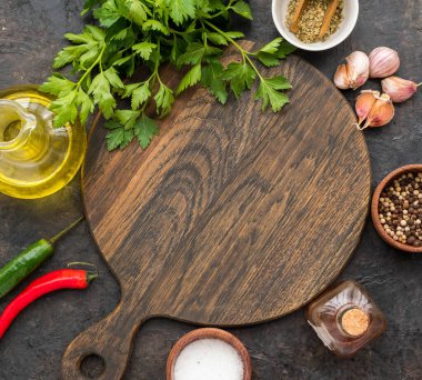 Mutfak geçmişi, koyu beton arka planda yemek pişirmek için çeşitli ham malzemeler. Metin için yer