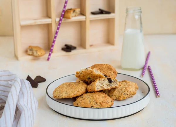 Galletas Avena Caseras Con Plátano Chocolate Plato Blanco Sobre Fondo —  Fotos de Stock