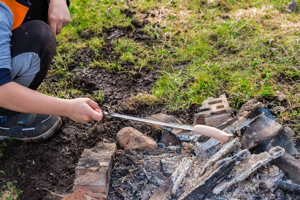 Chico Fríe Una Salchicha Pincho Sobre Fuego Concepto Picnic Fuera —  Fotos de Stock