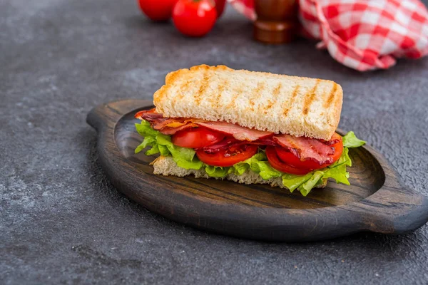 Sanduíche Blt Com Bacon Frito Tomate Alface Uma Tábua Madeira — Fotografia de Stock