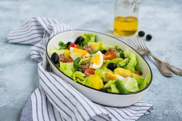 Versión Americana Ensalada Nicoise Con Atún Enlatado Papas Hervidas Espárragos —  Fotos de Stock