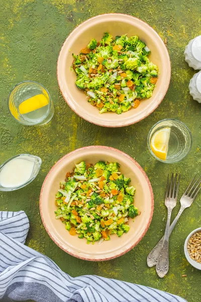 Una Ensalada Saludable Brócoli Crudo Cebollas Pasas Semillas Girasol Fritas —  Fotos de Stock