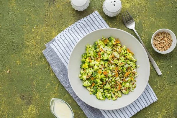 Una Ensalada Saludable Brócoli Crudo Cebollas Pasas Semillas Girasol Fritas —  Fotos de Stock