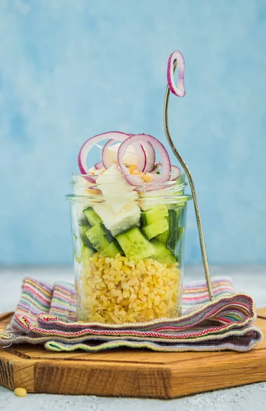 Salada Com Bulgur Feta Verduras Frescas Jarro Uma Tábua Madeira — Fotografia de Stock