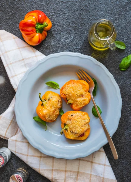 Stuffed Yellow Peppers Ricotta Cheese Vegetables Gray Plate Dark Concrete — Stock Photo, Image