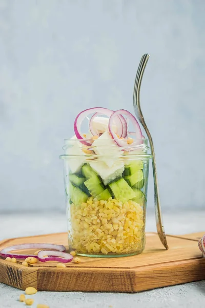 Ensalada Saludable Con Bulgur Feta Verduras Frescas Frasco Sobre Una —  Fotos de Stock