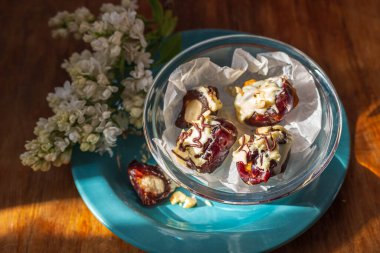 Ev yapımı fındıklı şekerler, beyaz çikolatayla kaplanmış ve doğranmış fındıkla süslenmiş. Sağlıklı tatlılar.