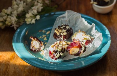 Ev yapımı fındıklı şekerler, beyaz çikolatayla kaplanmış ve doğranmış fındıkla süslenmiş. Sağlıklı tatlılar.