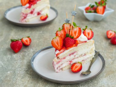 Tatlı, kremalı sünger keki, taze çilek ve gri beton kaplama krema. İsveç mutfağı. Çilek tarifleri