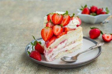 Tatlı, kremalı sünger keki, taze çilek ve gri beton kaplama krema. İsveç mutfağı. Çilek tarifleri