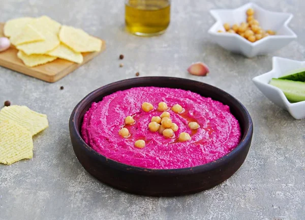 Comida Saludable Hummus Remolacha Tazón Barro Marrón Sobre Fondo Hormigón —  Fotos de Stock