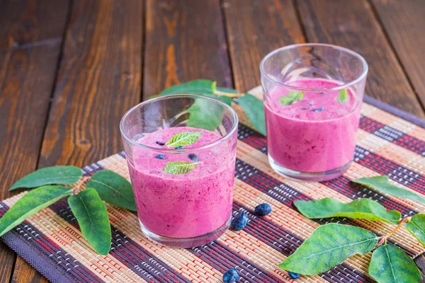 Smoothie Lassi Bebida Yogur Natural Indio Con Madreselva Vasos Sobre —  Fotos de Stock